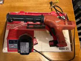 6560-21 MILWAUKEE Caulk Adhesive Gun Power