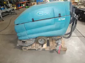 5700 TENNANT Floor Scrubber #3